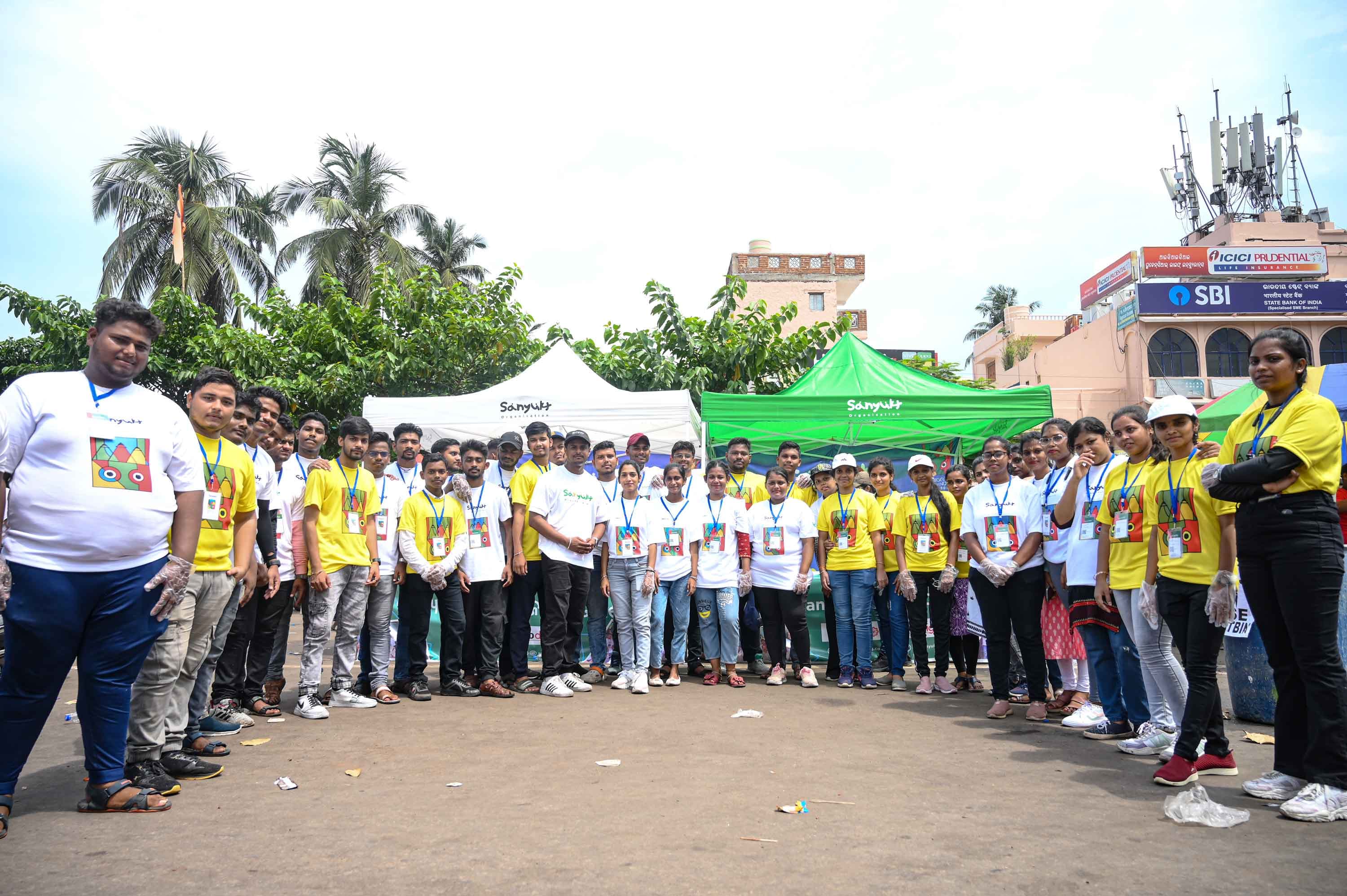 Sanyukt team members and volunteers smiling together