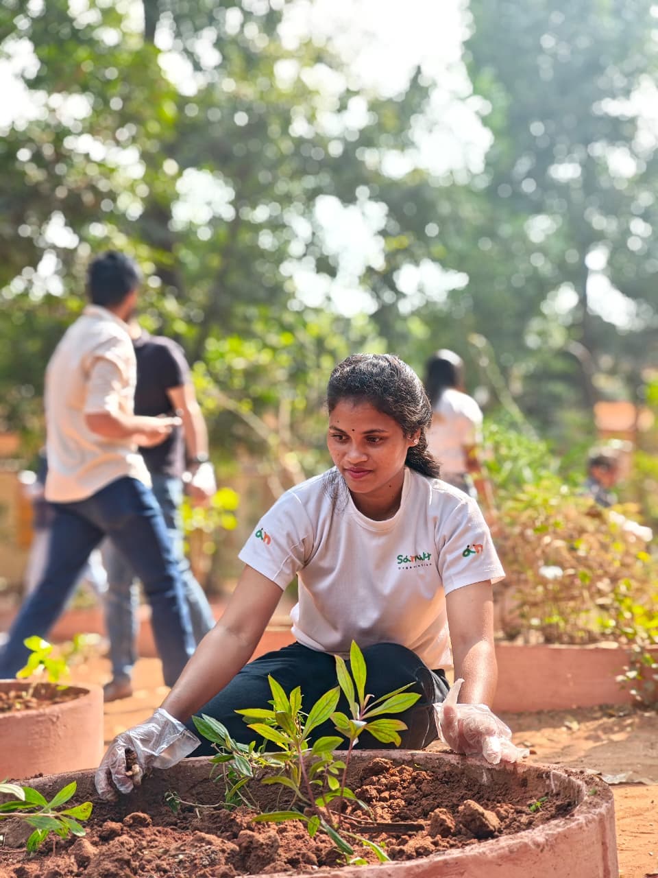 Community members participating in the Green Odisha drive