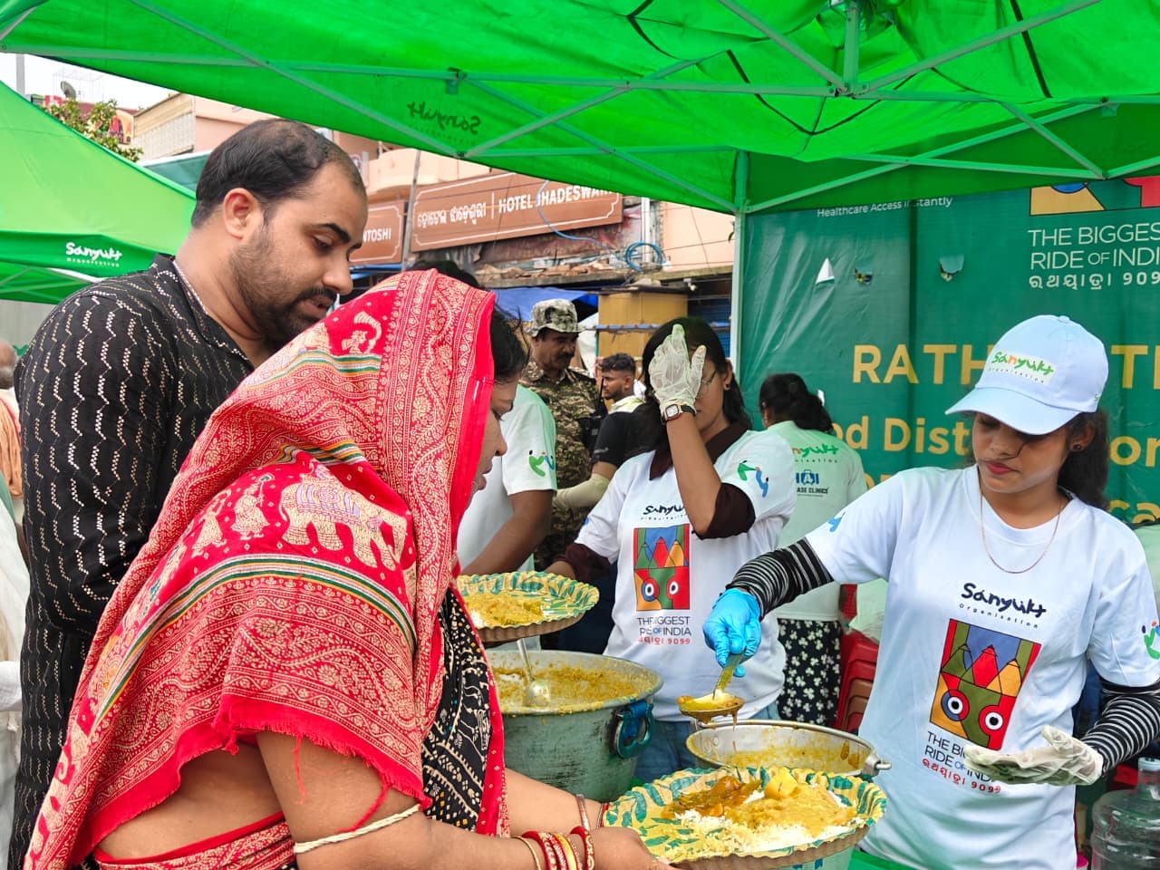 Sanyukt volunteers distributing food during Rath Yatra
