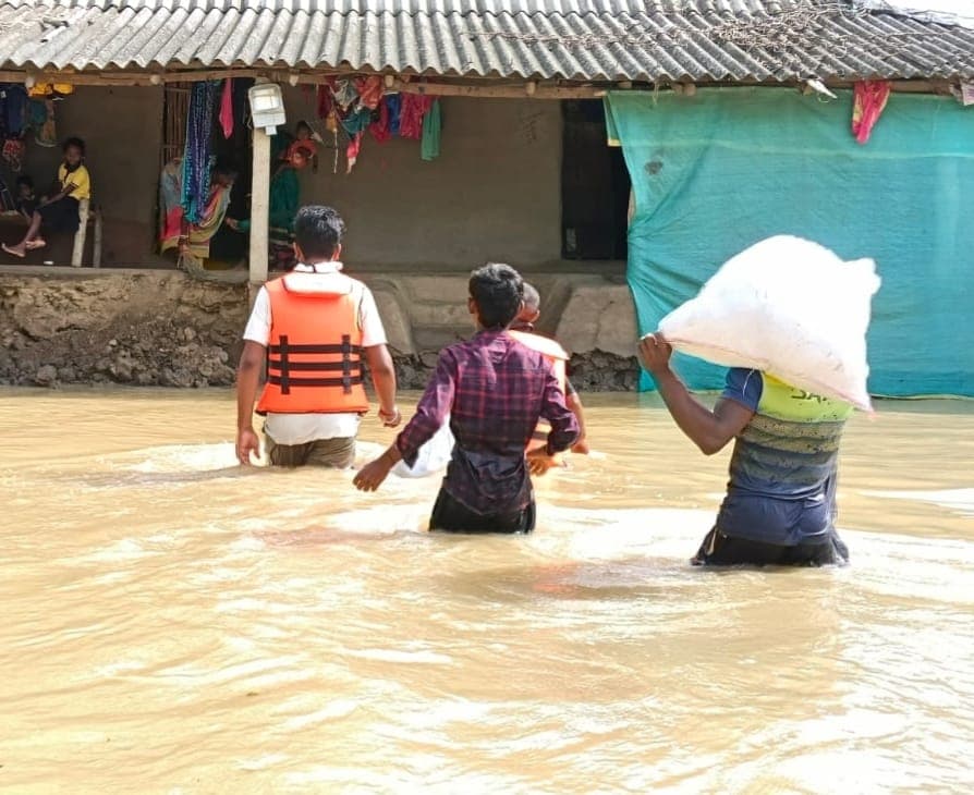 Sanyukt team assisting flood-affected communities
