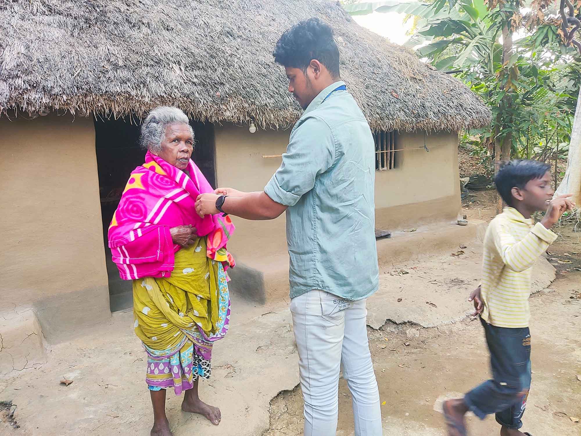 Sanyukt volunteers distributing blankets during Winter is Coming